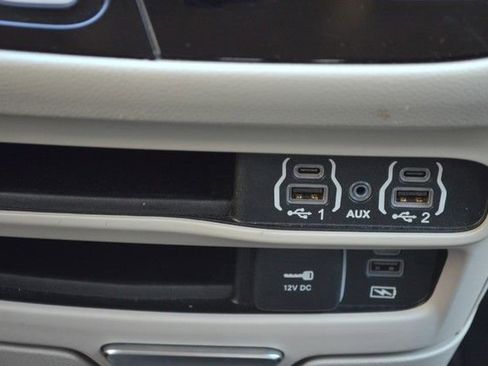 Used 2022 Chrysler Pacifica Touring-L FWD image 28