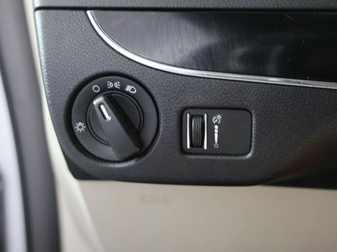 Used 2016 Dodge Grand Caravan SE image 21