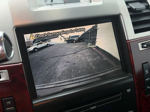 Used 2010 Cadillac Escalade ESV Premium image 12