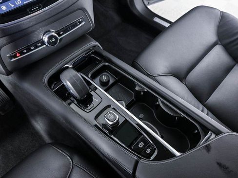 Certified 2025 Volvo XC90 B5 Core AWD/4WD image 18