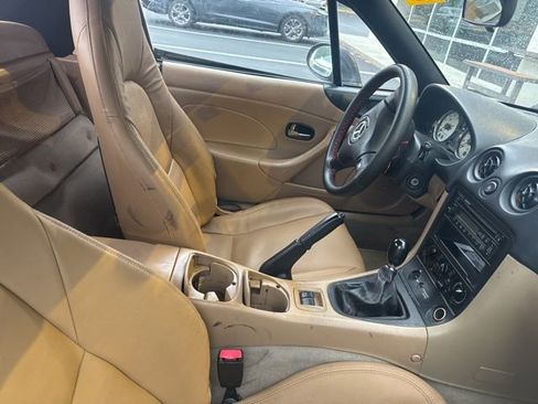 Used 2001 MAZDA MX-5 Miata RWD image 3