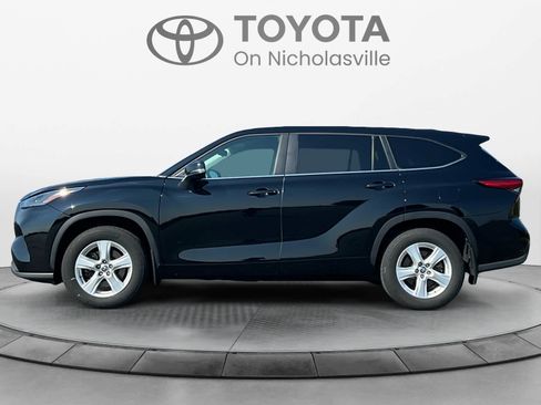 Used 2023 Toyota Highlander LE FWD image 2