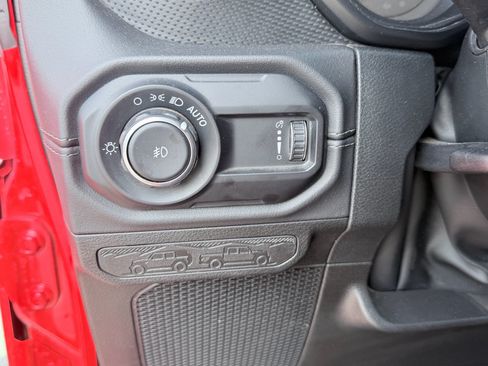 Used 2025 Jeep Wrangler Unlimited Rubicon AWD/4WD image 12