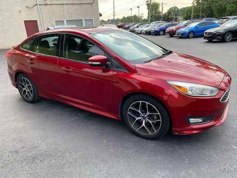Used 2016 Ford Focus SE w/ SE Sport Package FWD image 5