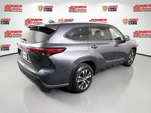 Used 2022 Toyota Highlander XLE image 16