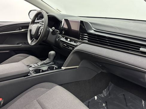 Used 2025 Toyota Camry LE image 32