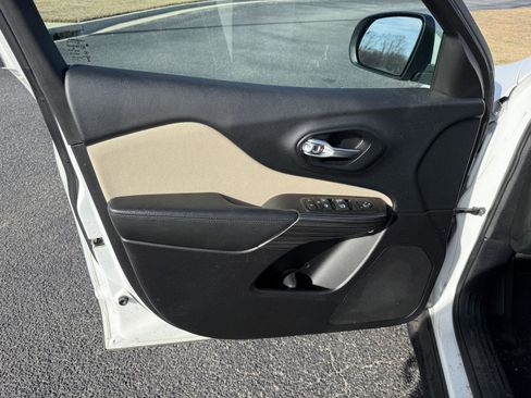 Used 2015 Jeep Cherokee Latitude w/ Comfort/Convenience Group image 9