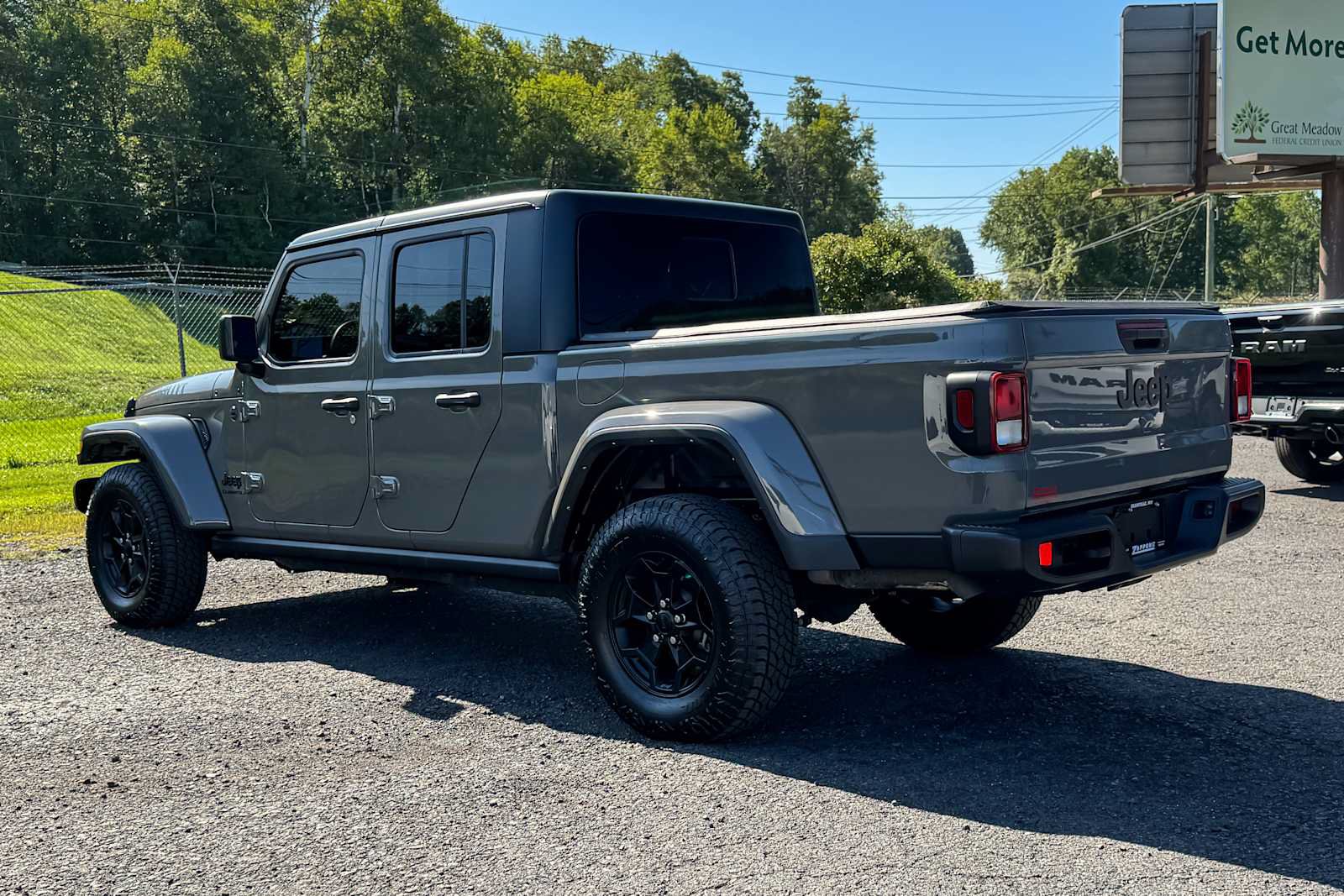 Certified 2022 Jeep Gladiator Sport AWD/4WD image 5