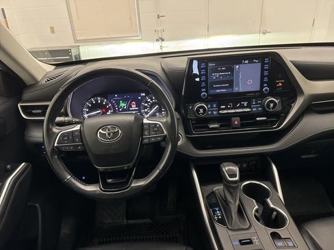 Used 2021 Toyota Highlander XLE AWD/4WD image 16