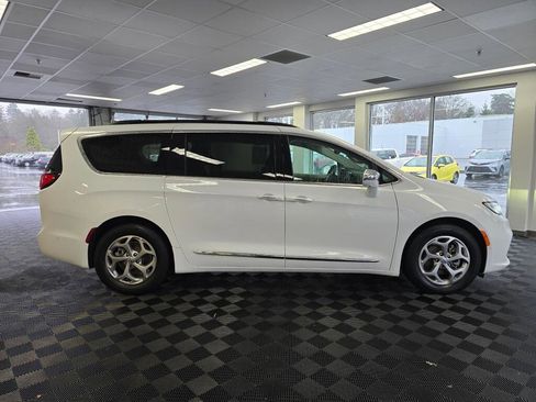 Used 2022 Chrysler Pacifica Limited image 3