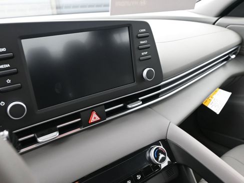 Certified 2025 Hyundai Elantra Sport image 35