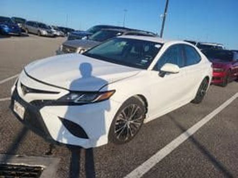 Used 2018 Toyota Camry SE FWD image 1