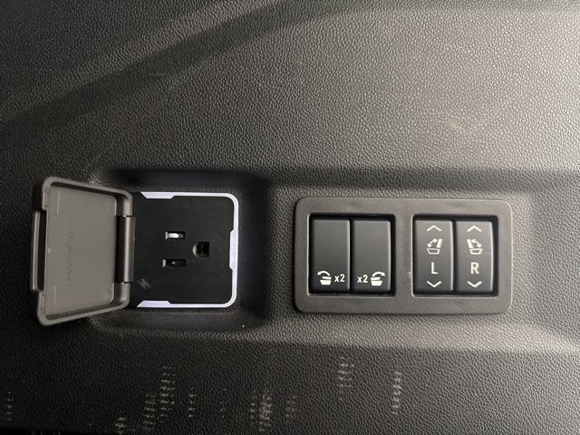 Used 2024 GMC Yukon Denali AWD/4WD image 32