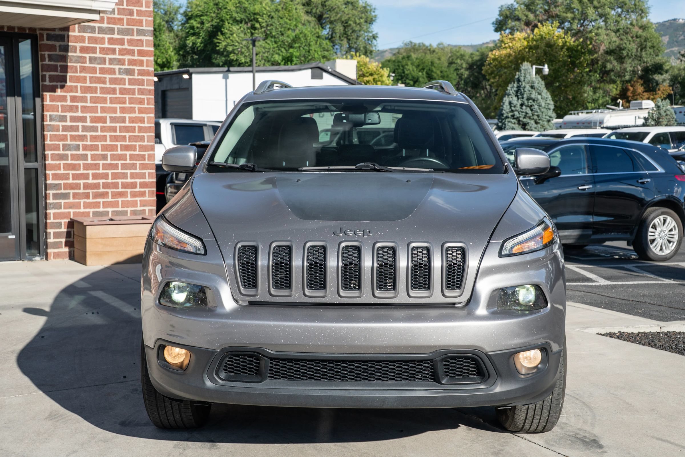 Used 2018 Jeep Cherokee Latitude Plus w/ Comfort/Convenience Group AWD/4WD image 2