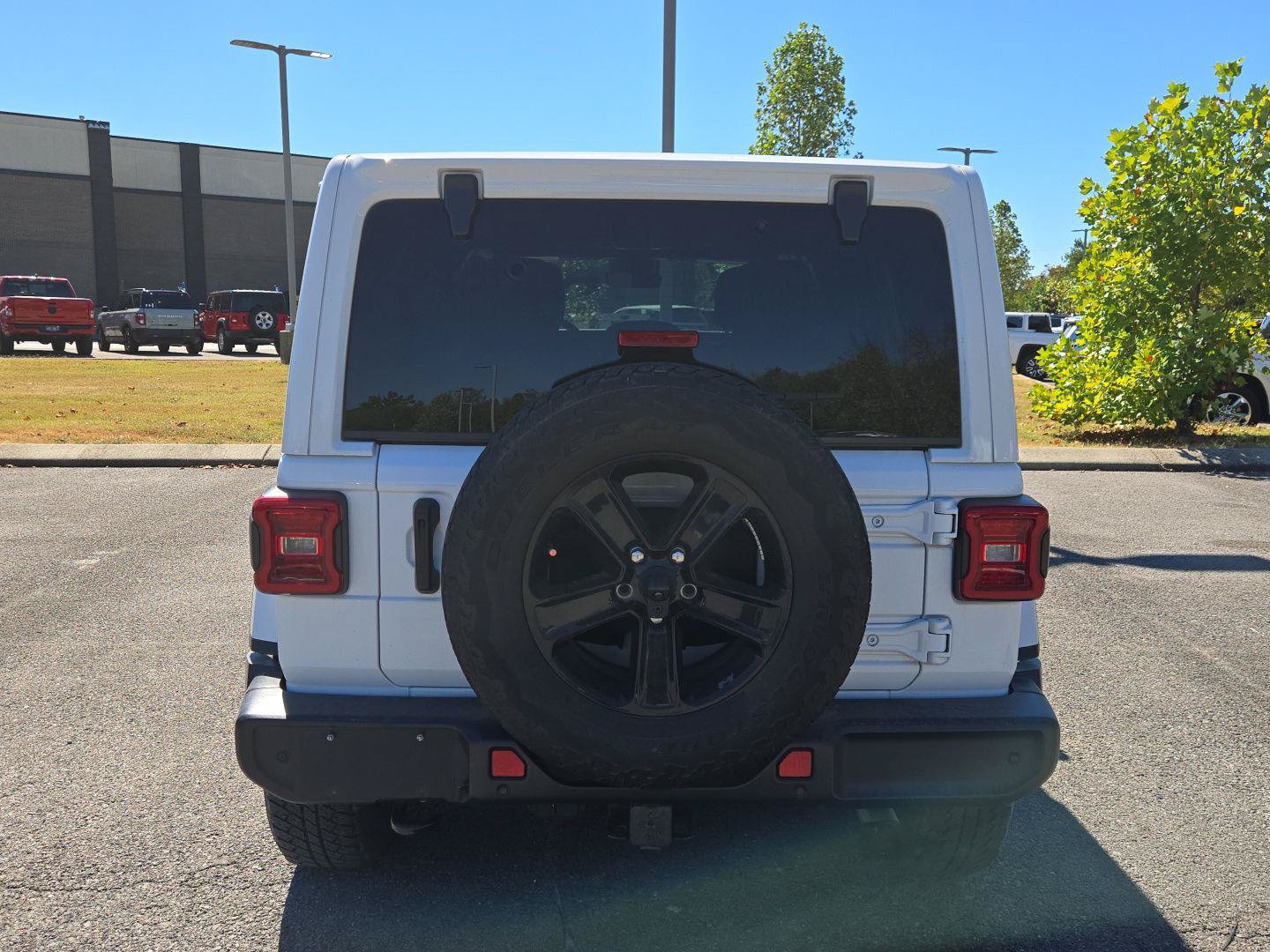Used 2022 Jeep Wrangler Unlimited Sahara AWD/4WD image 6
