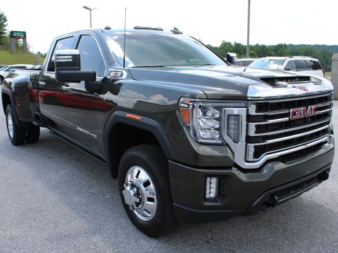 Used 2023 GMC Sierra 3500 SLT w/ SLT Convenience Package AWD/4WD image 4