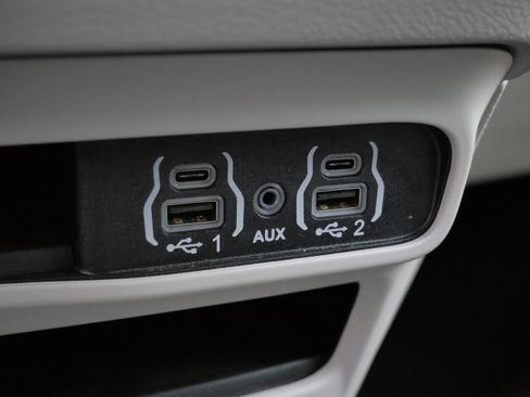 Used 2024 Chrysler Pacifica Touring-L image 31