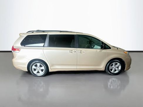 Used 2014 Toyota Sienna LE FWD image 5