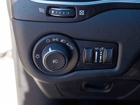 Used 2020 Jeep Cherokee Trailhawk w/ Cold Weather Group image 18