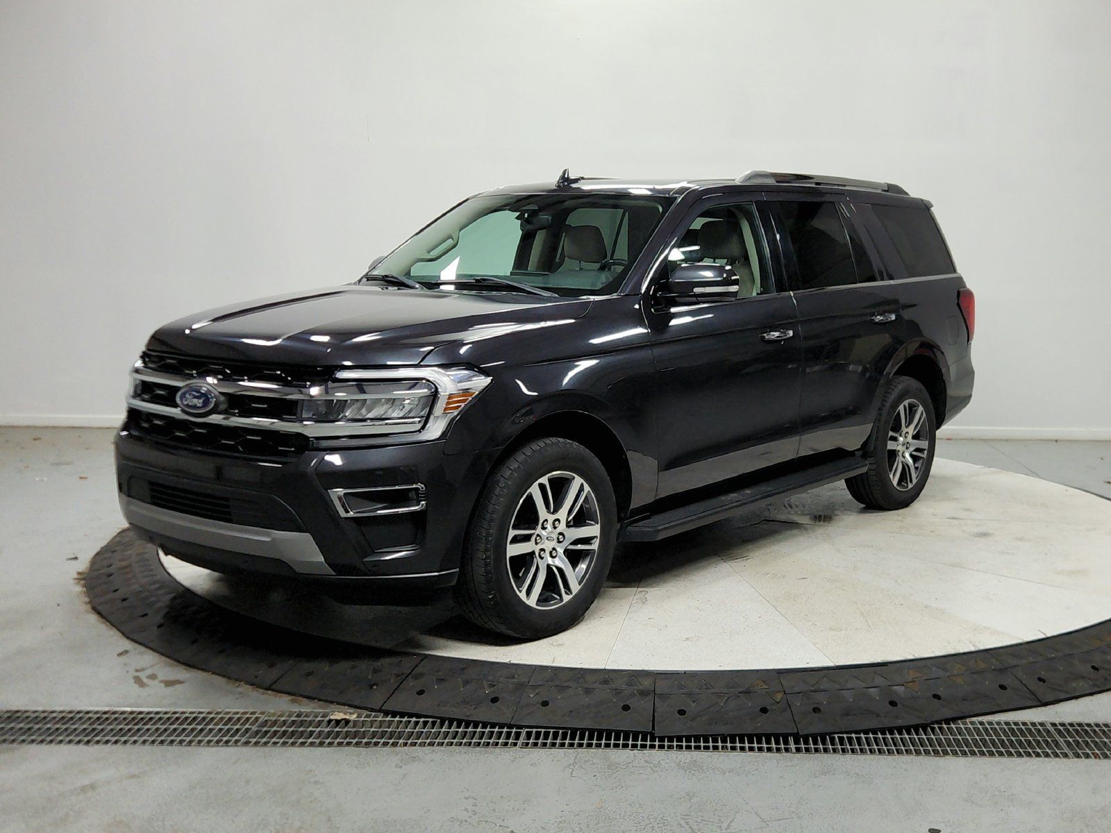 Used 2024 Ford Expedition Limited RWD image 4