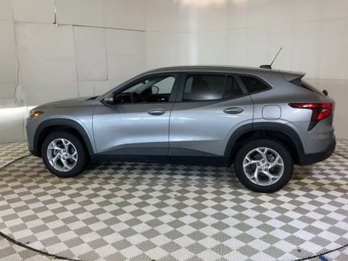 Used 2024 Chevrolet Trax LS w/ LS Convenience Package FWD image 8
