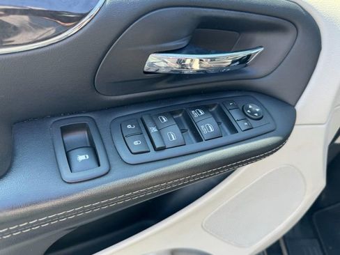 Used 2016 Chrysler Town & Country Touring image 18