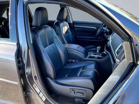 Used 2019 Toyota Highlander AWD V6 image 6