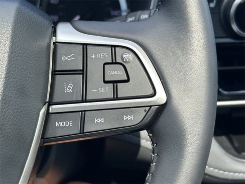 Certified 2024 Toyota Highlander XLE image 32