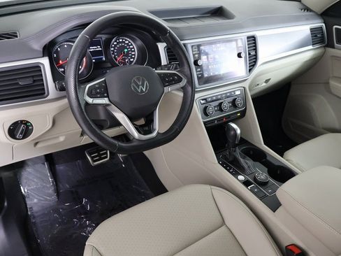 Used 2021 Volkswagen Atlas SE w/ Panoramic Sunroof Package image 2