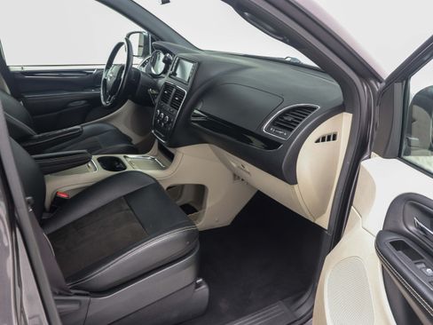 Used 2020 Dodge Grand Caravan SXT FWD image 17