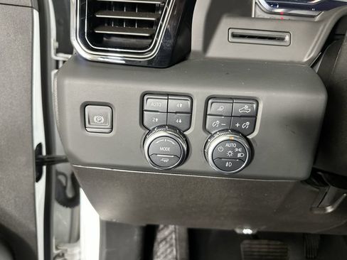 Used 2025 GMC Sierra 3500 AT4 w/ AT4 Preferred Package AWD/4WD image 21