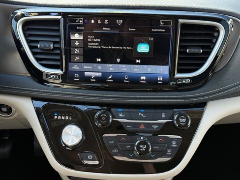 Used 2023 Chrysler Pacifica Touring-L image 23