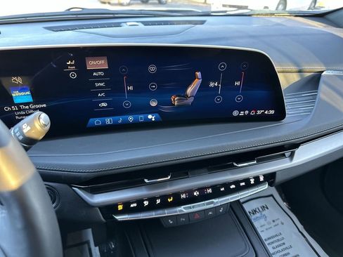 Used 2025 Cadillac XT4 Premium Luxury image 19