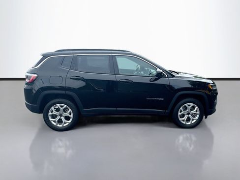 Used 2025 Jeep Compass Latitude AWD/4WD image 8