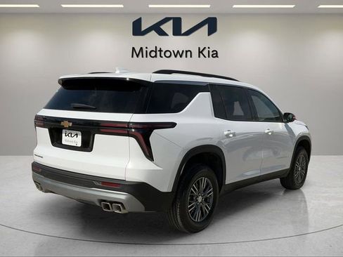 Used 2026 Chevrolet Traverse LT image 3