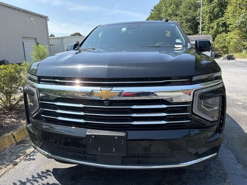 Used 2025 Chevrolet Suburban LT RWD image 2