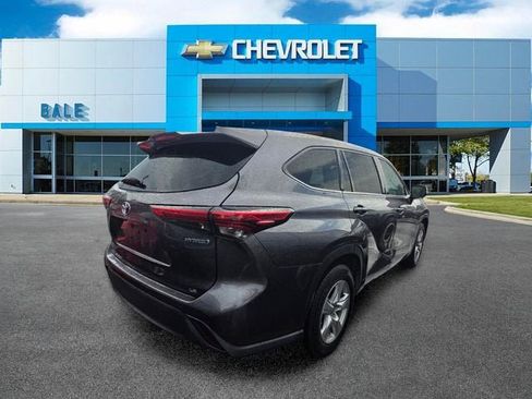 Used 2021 Toyota Highlander LE FWD image 2