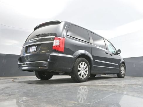 Used 2016 Chrysler Town & Country Touring FWD image 39