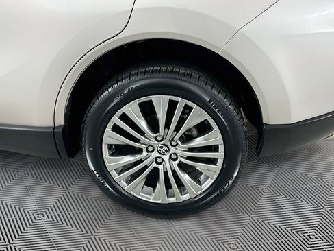 Used 2023 Toyota Venza XLE AWD/4WD image 16