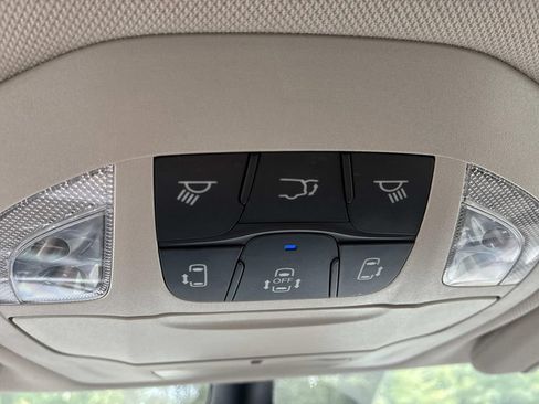 Used 2023 Chrysler Voyager LX FWD image 38