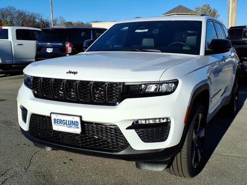 New 2025 Jeep Grand Cherokee Limited w/ Black Appearance Package image 9