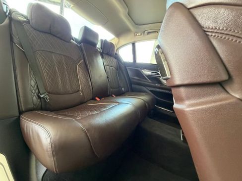 Used 2022 BMW 740i w/ Luxury Rear Seating Package RWD image 10