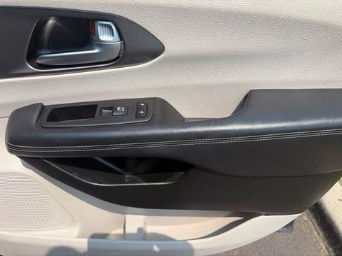 Used 2023 Chrysler Pacifica Touring-L FWD image 38