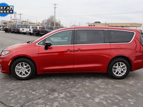 Used 2025 Chrysler Pacifica Select image 20