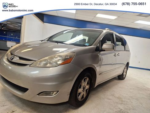Used 2009 Toyota Sienna XLE FWD image 1