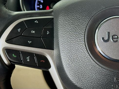 Used 2021 Jeep Grand Cherokee Laredo RWD image 11