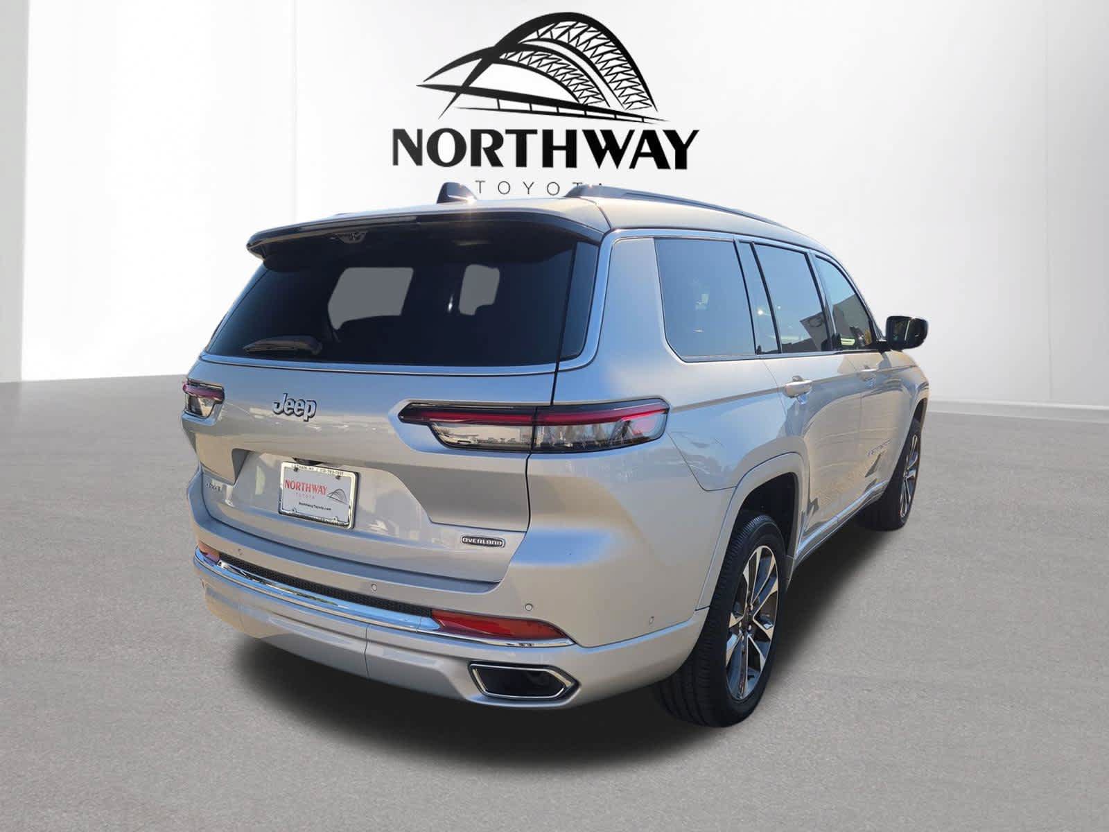 Used 2024 Jeep Grand Cherokee L Overland w/ Advanced Protech Group III AWD/4WD image 3