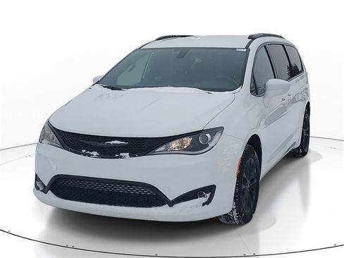 Used 2020 Chrysler Pacifica Touring-L image 2