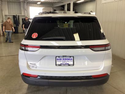 Used 2024 Jeep Grand Cherokee Altitude