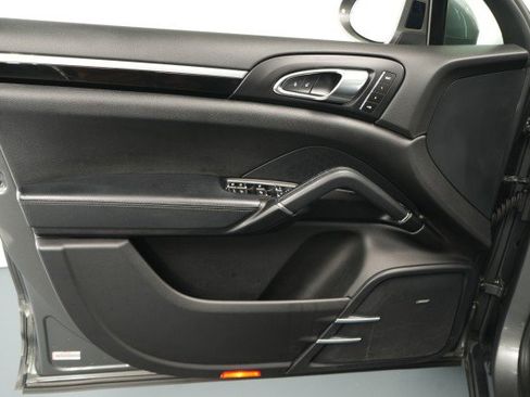 Used 2016 Porsche Cayenne image 25